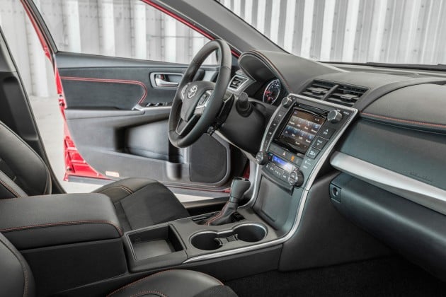2015_Toyota_Camry_006