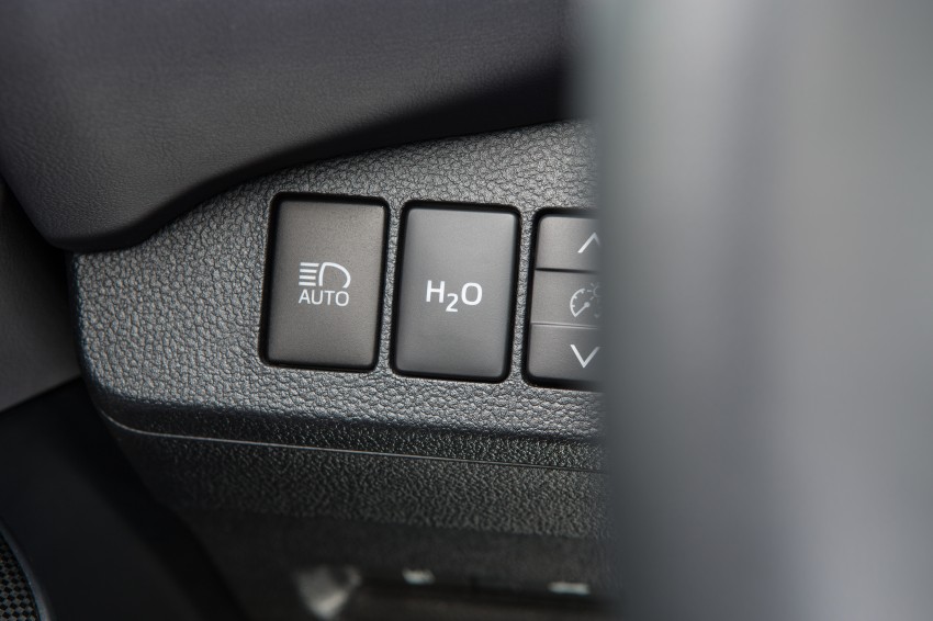 Toyota Mirai fuel cell vehicle officially revealed; touts a range of 483 km, available in second quarter of 2015 288820
