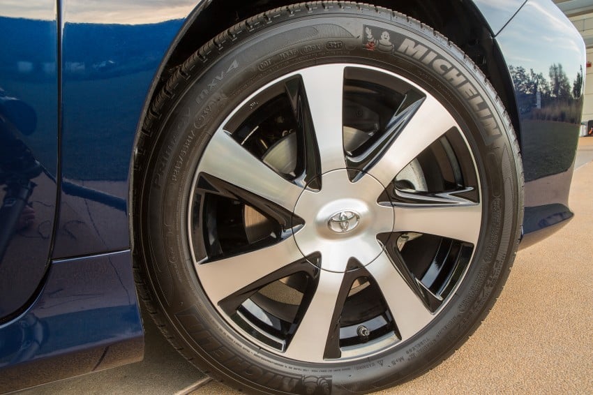 Toyota Mirai fuel cell vehicle officially revealed; touts a range of 483 km, available in second quarter of 2015 288794