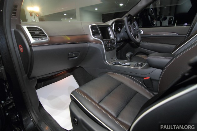 GrandCherokeeOverland_Int_19