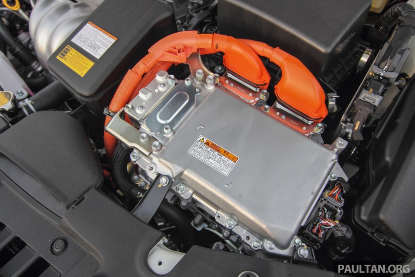 VIDEO: 2015 Toyota Camry Hybrid walk-around tour 333068