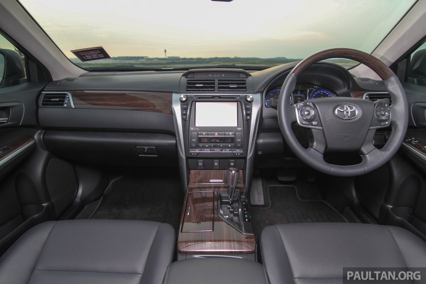 VIDEO: 2015 Toyota Camry Hybrid walk-around tour 333098