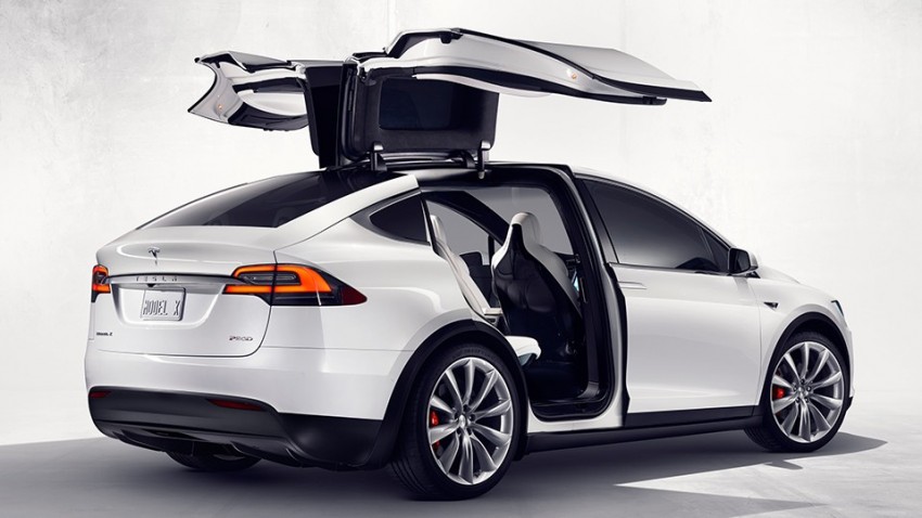 Tesla Model X – first pictures of production model out; has seven seats, is expensive, but ludicrously fast 374351