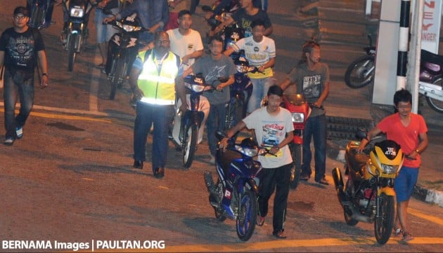 2015-mat-rempit-tolak-motor