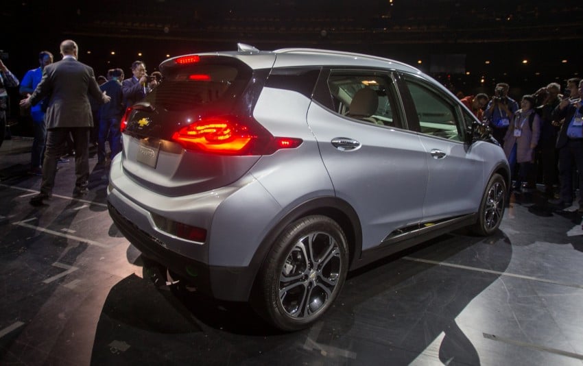 2017 Chevrolet Bolt EV debuts at CES – 320 km range 425727
