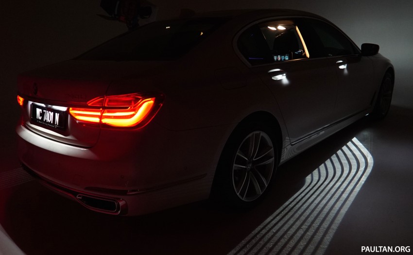 BMW Welcome Light Carpet – how does it work? 448825