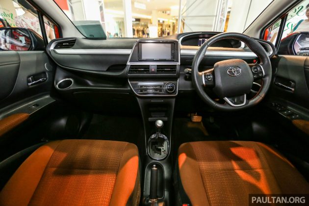 Toyota_Sienta_Int-17