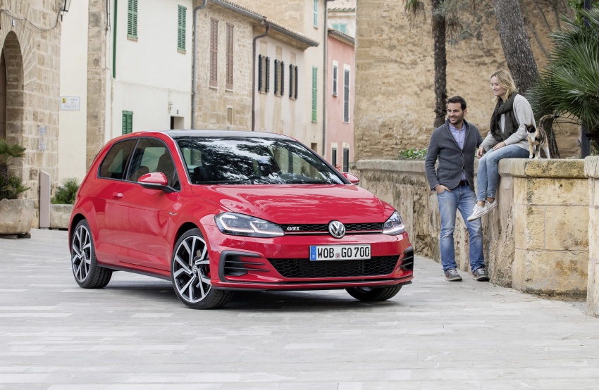 GALLERY: 2017 Volkswagen Golf Mk7 facelift – GTI, GTD, Golf Variant and 1.5 TSI play it up for the camera 611734