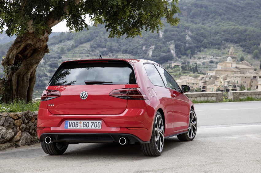 GALLERY: 2017 Volkswagen Golf Mk7 facelift – GTI, GTD, Golf Variant and 1.5 TSI play it up for the camera 611740
