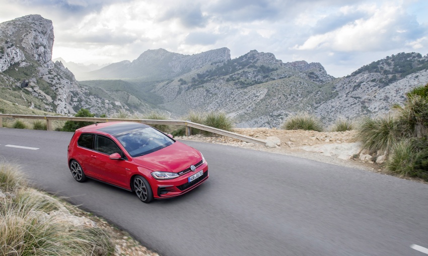 GALLERY: 2017 Volkswagen Golf Mk7 facelift – GTI, GTD, Golf Variant and 1.5 TSI play it up for the camera 611729