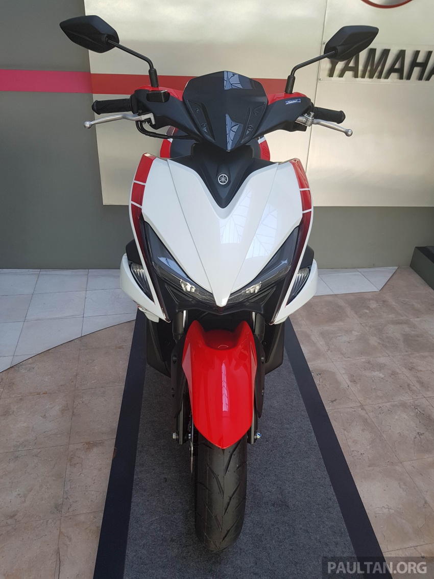 Yamaha NVX 155 dengan grafik istimewa oleh HLYM 702797