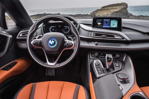 BMW i8 Roadster unveiled – only 60 kg heavier; i8 Coupe also gets new battery, 50% better EV range