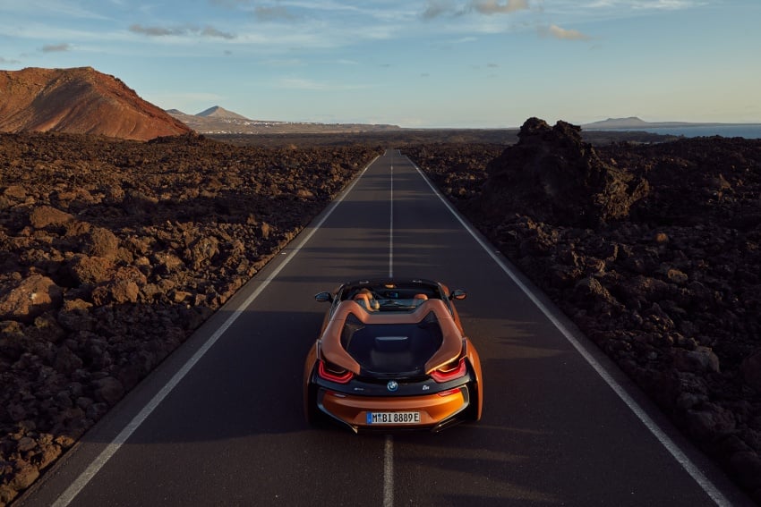 BMW i8 Roadster unveiled – only 60 kg heavier; i8 Coupe also gets new battery, 50% better EV range 745852
