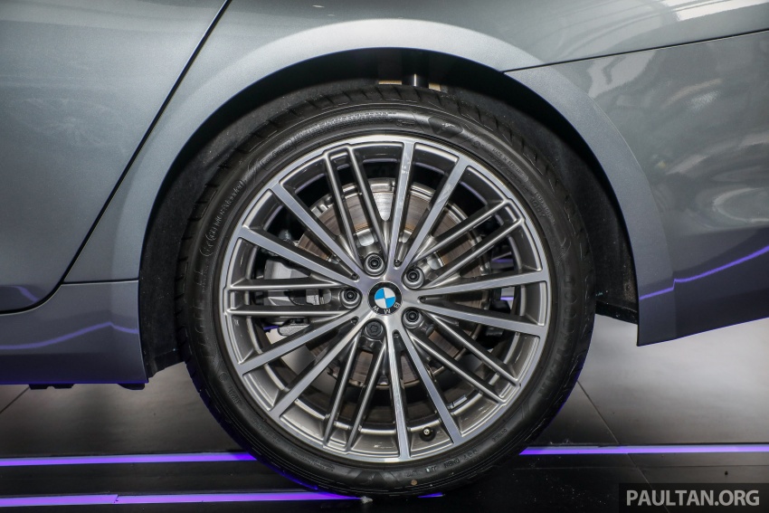 GALLERY: BMW 530e iPerformance plug-in vs 530i 769786