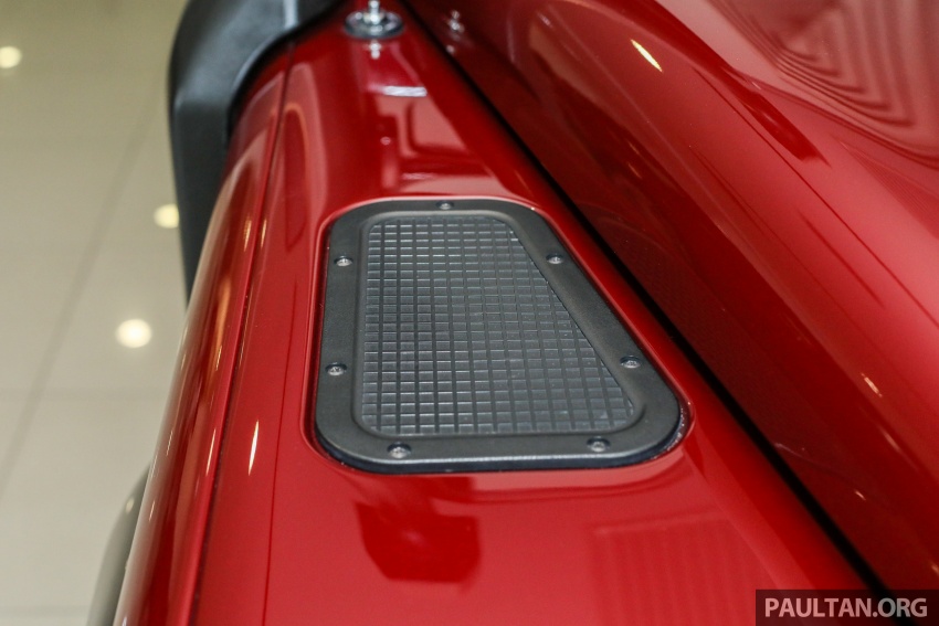 Land Rover Defender – final commemorative edition of 12 units introduced in Malaysia, three special colours 767845