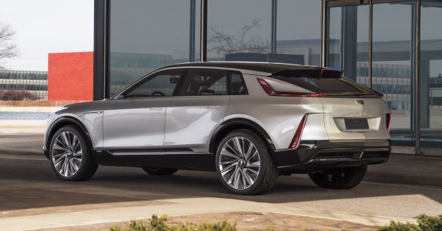Cadillac Lyriq EV crossover – 480 km battery range, single and dual motor layouts; 33-inch LED display