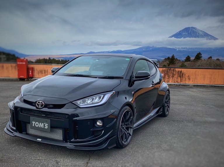TOM’S Toyota GR Yaris – talaan bersama Takamoto Katsuta dan LUCK , inspirasi dari jentera Yaris WRC