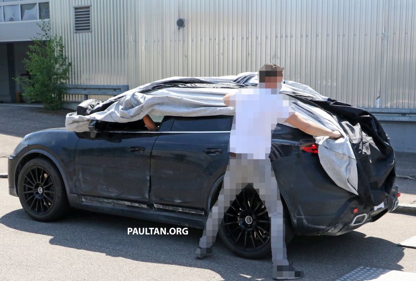 SPYSHOTS: Porsche Macan EV spotted, interior seen 1313550