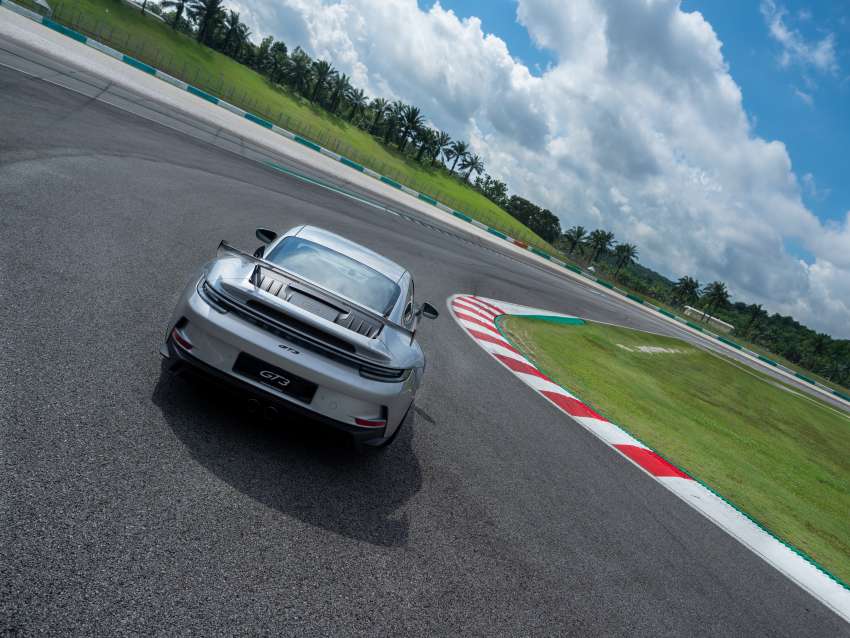 992 Porsche 911 GT3 launched in Malaysia – 4.0L NA flat-six, 6-speed MT & 7-speed PDK; from RM1.77 mil 1385273