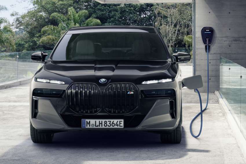 2023 BMW 7 Series: G70 gets Swarovski lights, crystal interior, 31in 8K TV, auto doors with touchscreens! 1446841