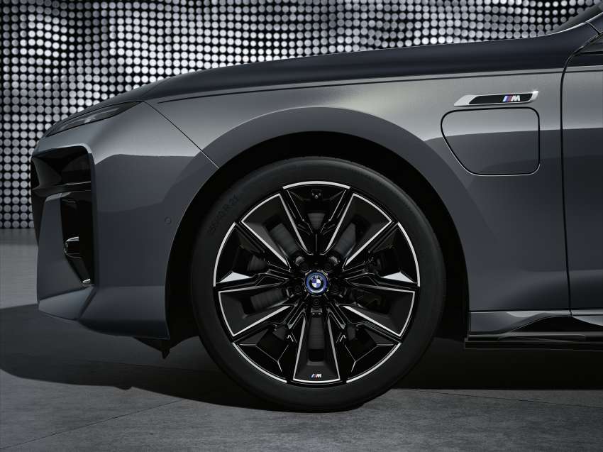 2023 BMW 7 Series: G70 gets Swarovski lights, crystal interior, 31in 8K TV, auto doors with touchscreens! 1446803