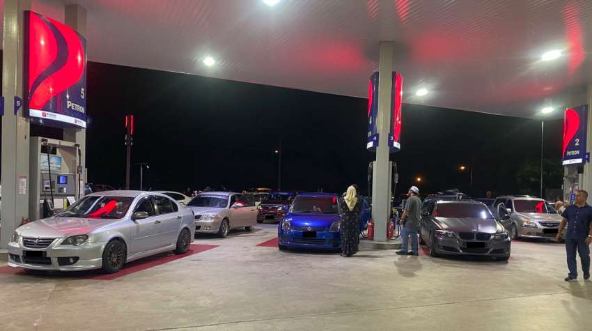 Service stations run out of petrol across Malaysia, leaving many motorists stranded after Hari Raya break 1451993