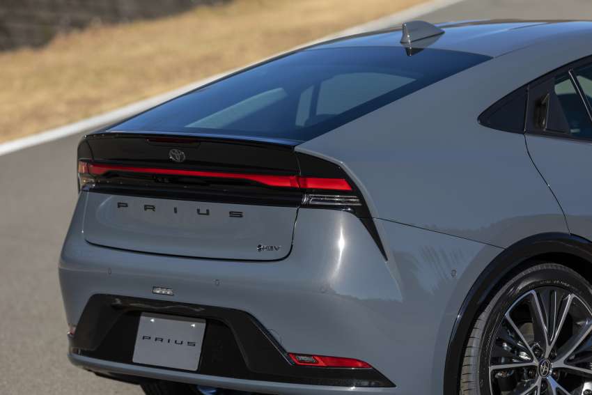 2023 Toyota Prius 1.8 and 2.0 hybrid launched in Japan 1565437