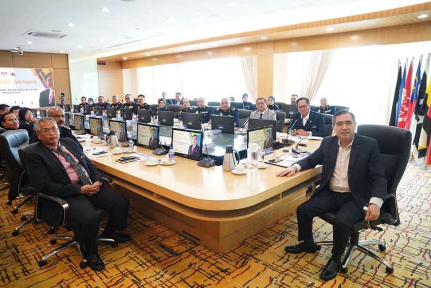Transport minister Anthony Loke meets JPJ, promises ‘big change’ in quality of road tax stickers this year 1562594