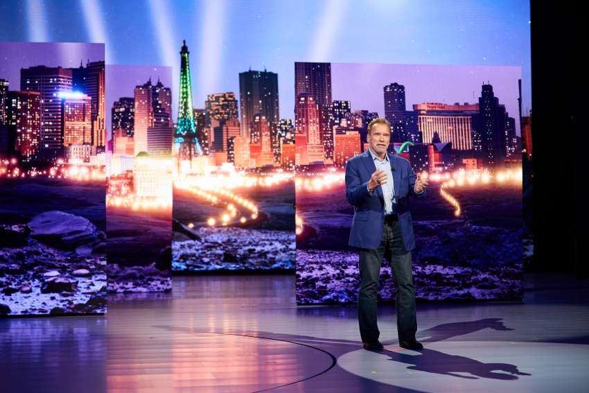 BMW i Vision Dee debuts at CES – colour-changing EV concept with massive HUD; previews the Neue Klasse 1563853