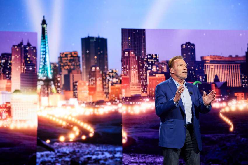 BMW i Vision Dee debuts at CES – colour-changing EV concept with massive HUD; previews the Neue Klasse 1563857