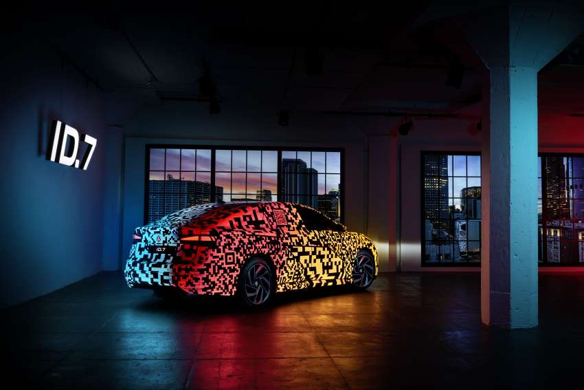 Volkswagen ID.7 debuts with trippy camo at CES – EV sedan with 700 km of range; launch in Q2 this year 1562706