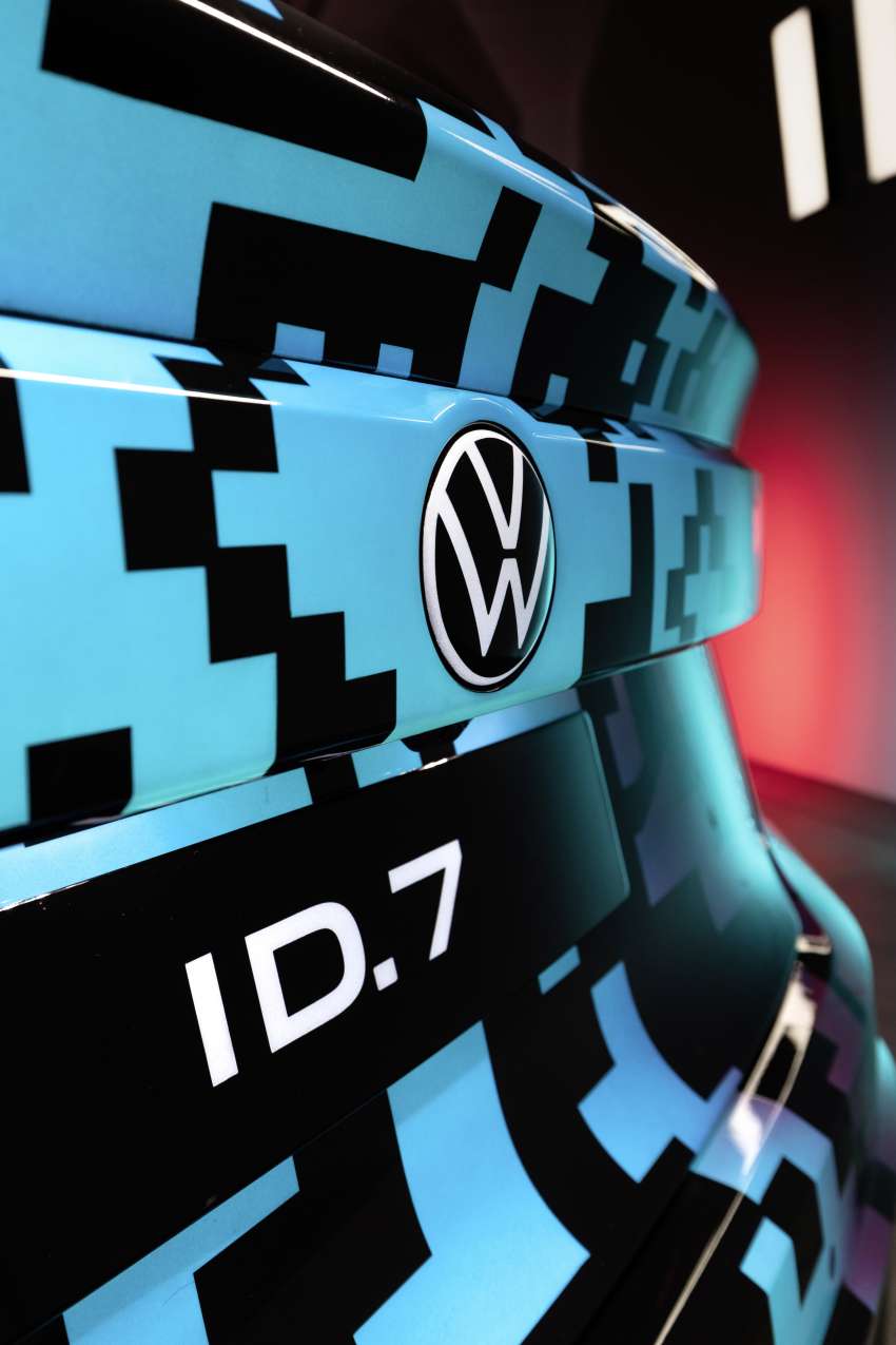 Volkswagen ID.7 debuts with trippy camo at CES – EV sedan with 700 km of range; launch in Q2 this year 1562709