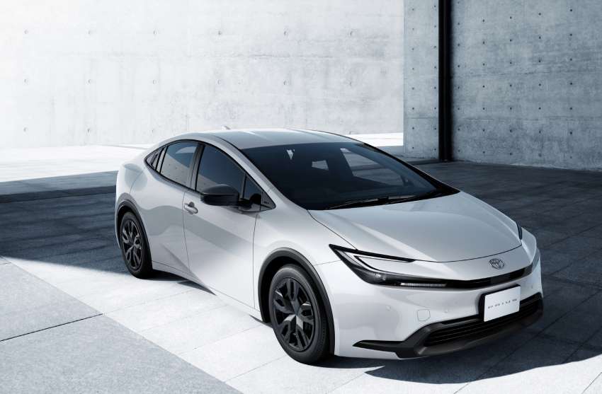 2023 Toyota Prius 1.8 and 2.0 hybrid launched in Japan 1565397