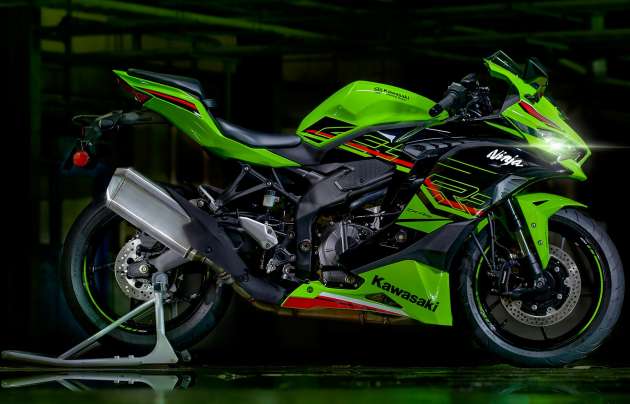 2023 Kawasaki ZX-4R shown, SE and RR versions