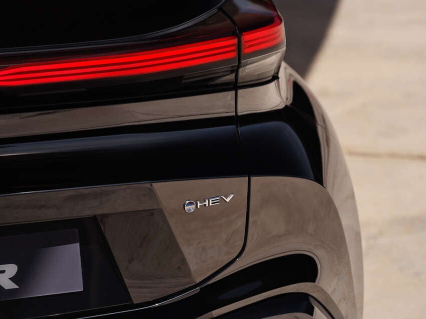 2024 Toyota C-HR – 2nd-gen compact crossover has even bolder styling; 1.8L and 2.0L hybrid, 2.0L PHEV 1633237