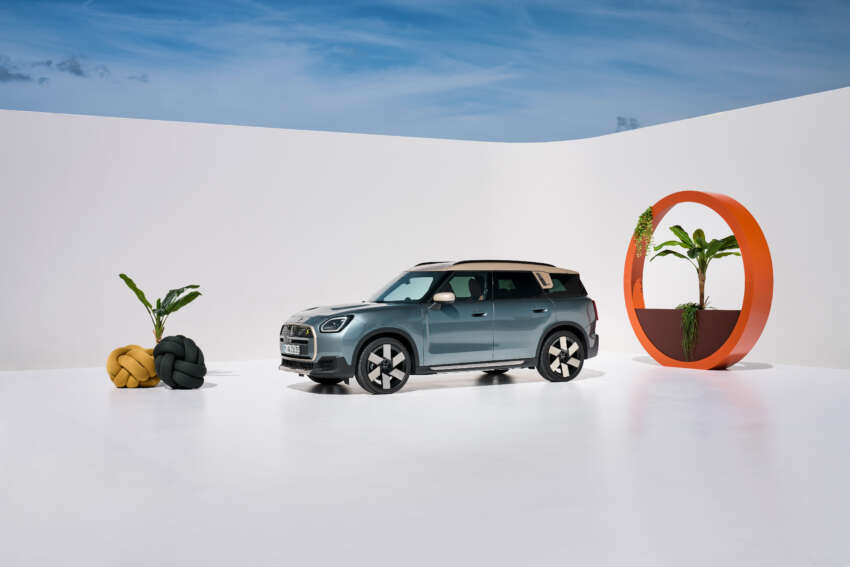 2024 MINI Countryman Electric debuts – single- and dual-motor EV powertrains; up to 313 hp, 462 km range 1662692