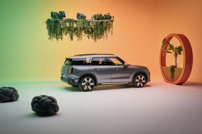 2024 MINI Countryman Electric debuts – single- and dual-motor EV powertrains; up to 313 hp, 462 km range 1662699