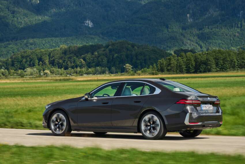 2024 BMW 530e, 550e xDrive PHEVs revealed – 2.0L I4 and 3.0L I6; up to 489 PS, 700 Nm, 103 km EV range 1671842