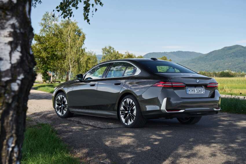 2024 BMW 530e, 550e xDrive PHEVs revealed – 2.0L I4 and 3.0L I6; up to 489 PS, 700 Nm, 103 km EV range 1671868