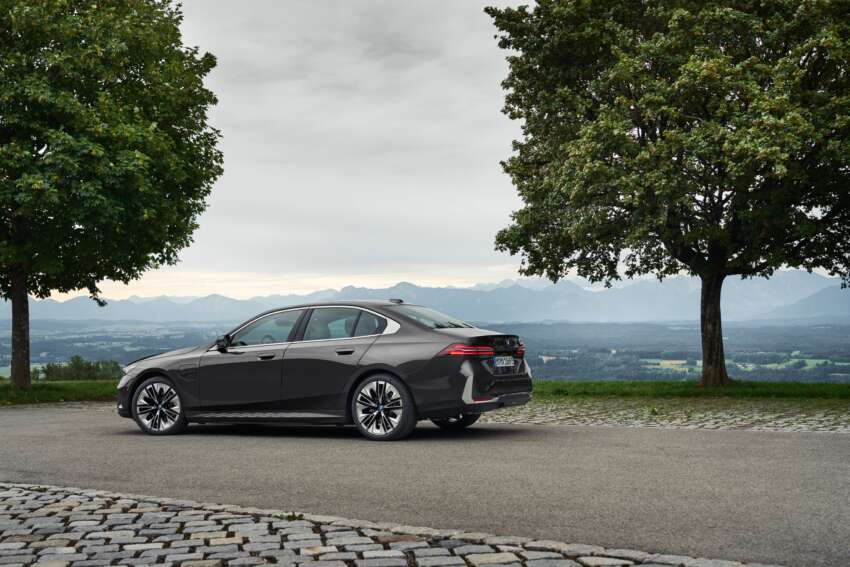 2024 BMW 530e, 550e xDrive PHEVs revealed – 2.0L I4 and 3.0L I6; up to 489 PS, 700 Nm, 103 km EV range 1671880