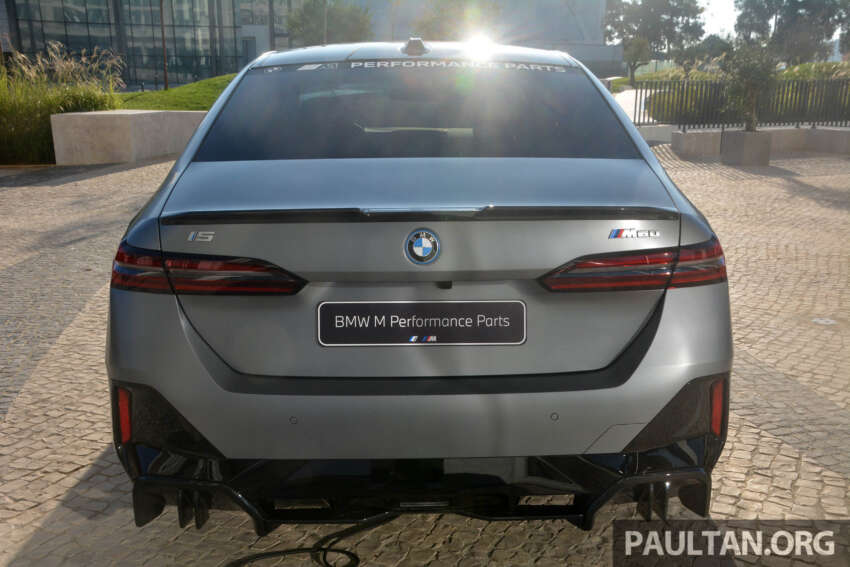 2024 BMW 5 Series G60 with M Performance Parts – live pics of carbon bodykit, 21′ cross-spoke wheels 1674455