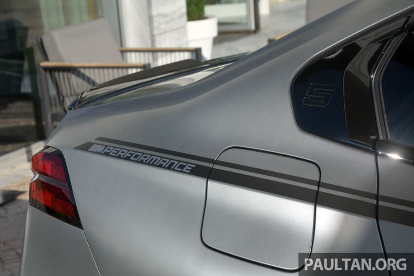 2024 BMW 5 Series G60 with M Performance Parts – live pics of carbon bodykit, 21′ cross-spoke wheels 1674457