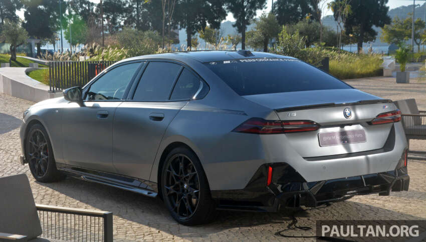 2024 BMW 5 Series G60 with M Performance Parts – live pics of carbon bodykit, 21′ cross-spoke wheels 1674459