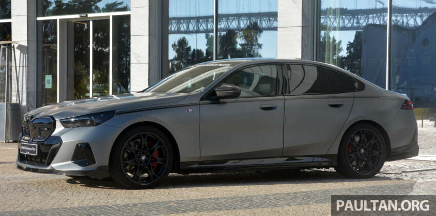 2024 BMW 5 Series G60 with M Performance Parts – live pics of carbon bodykit, 21′ cross-spoke wheels 1674462