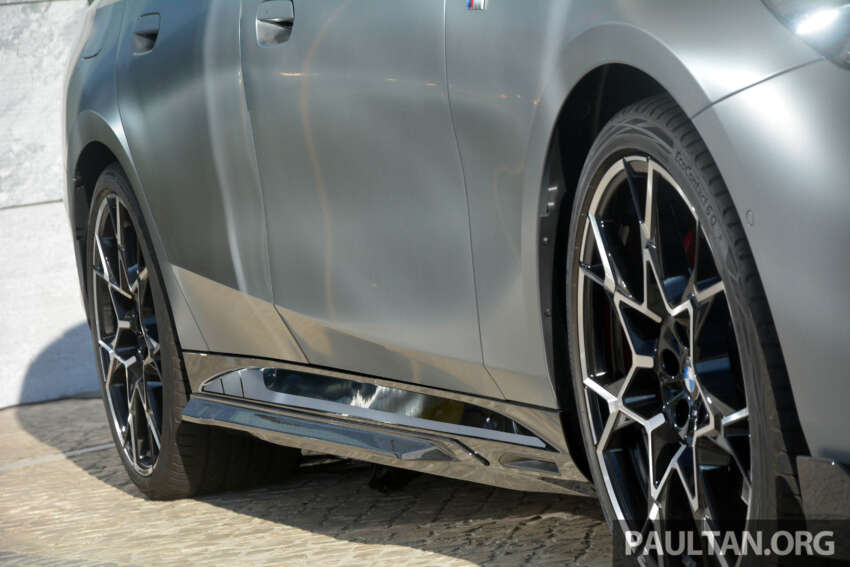 2024 BMW 5 Series G60 with M Performance Parts – live pics of carbon bodykit, 21′ cross-spoke wheels 1674466