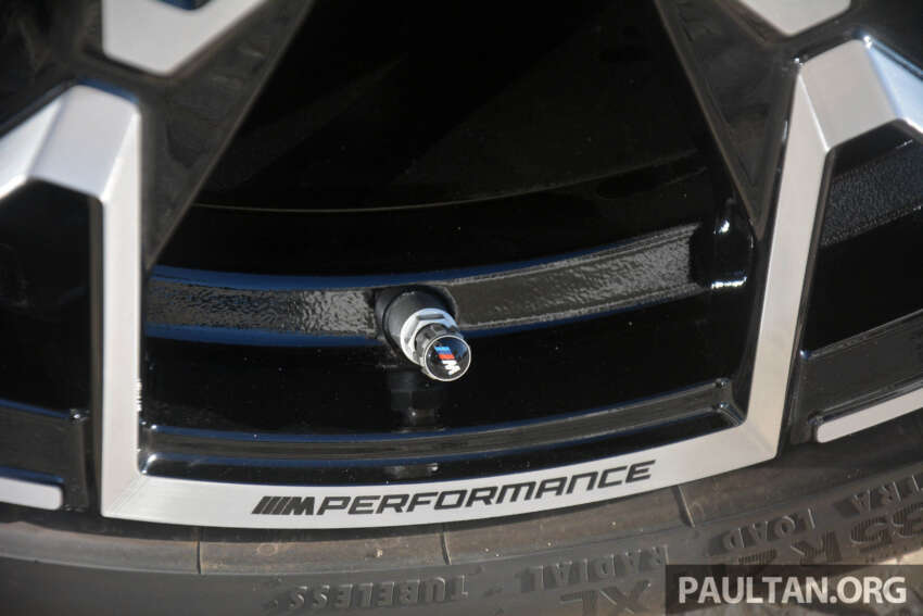 2024 BMW 5 Series G60 with M Performance Parts – live pics of carbon bodykit, 21′ cross-spoke wheels 1674471