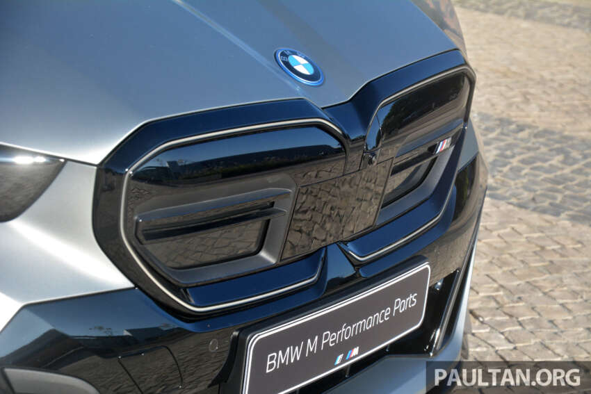 2024 BMW 5 Series G60 with M Performance Parts – live pics of carbon bodykit, 21′ cross-spoke wheels 1674447