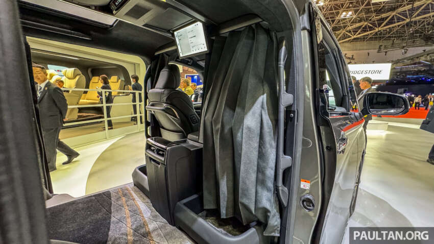 Toyota Vellfire Spacious Lounge concept tries to be a Lexus LM with a refrigerator, four seats, coat hanger 1686129