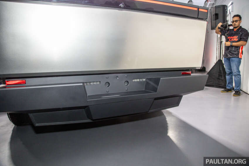 Tesla Cybertruck tiba di Malaysia – bakal dipamerkan di bilik pameran Mei nanti, tetapi bukan untuk dijual 1749497