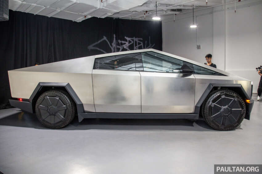 Tesla Cybertruck tiba di Malaysia – bakal dipamerkan di bilik pameran Mei nanti, tetapi bukan untuk dijual 1749457